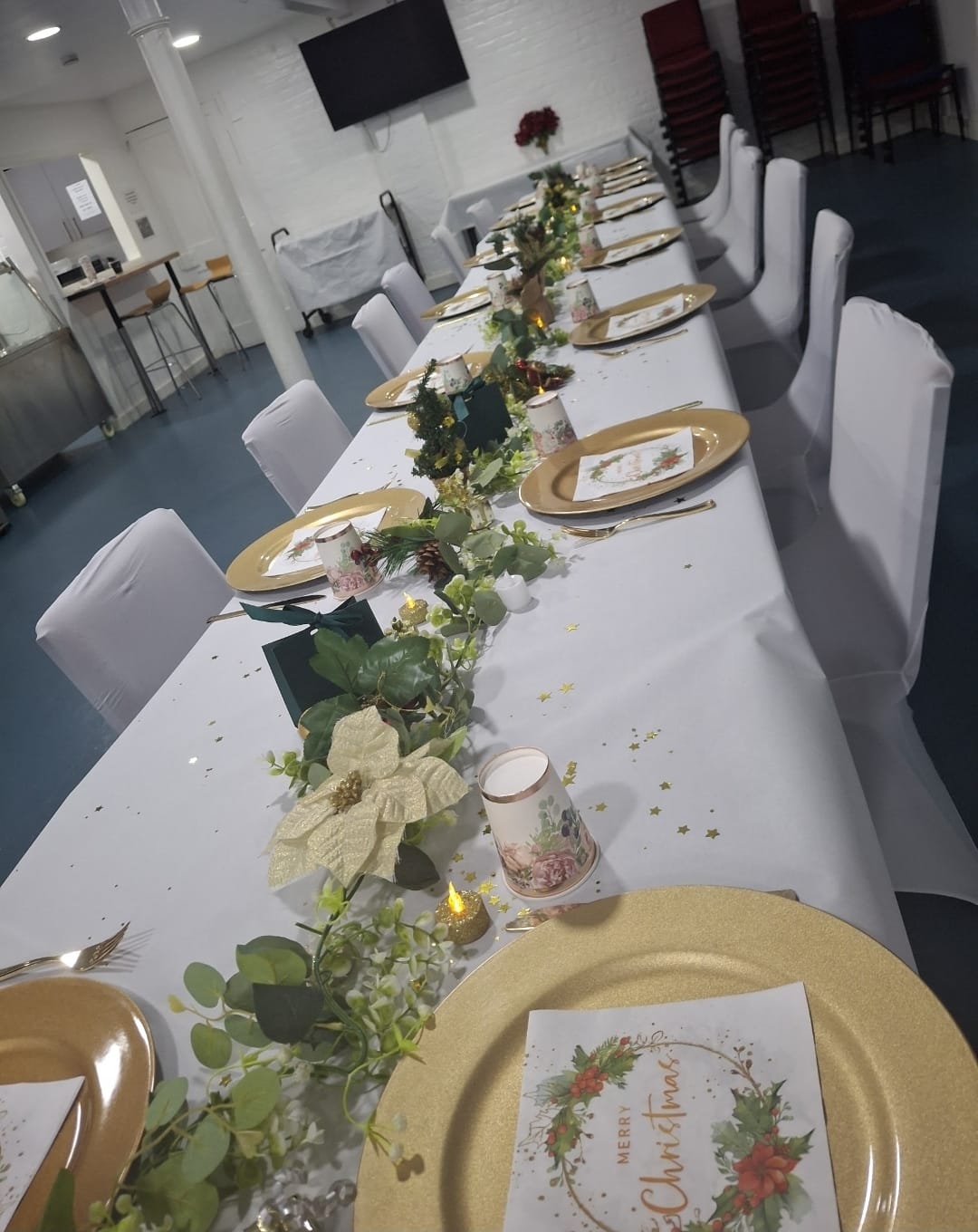 Christmas dining table arrangement